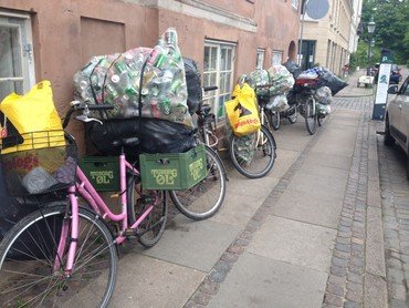 Parkerede cykler med stor bagage foran Fedtekælderen